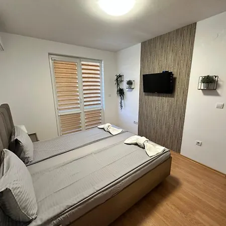 Apartment White Wood *
